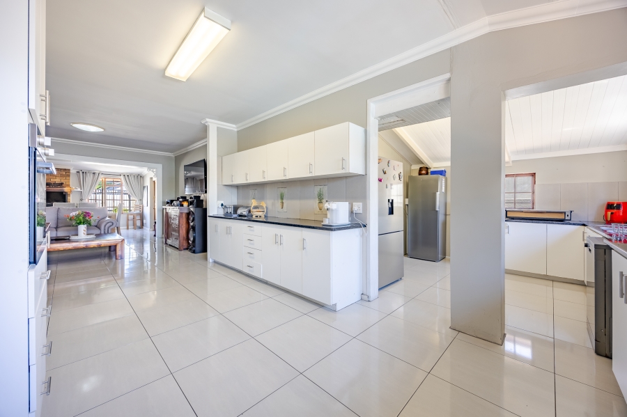 5 Bedroom Property for Sale in Bothasig Western Cape